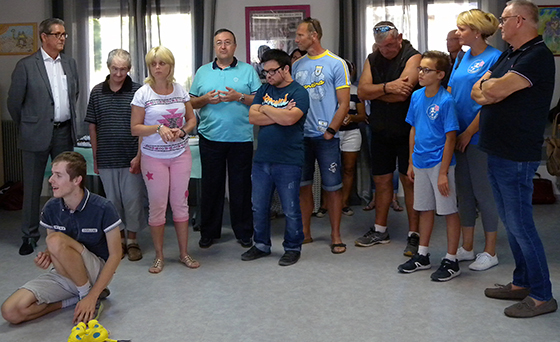 Remise du chèque de l'Amicale des sapeurs-pompiers de Cannes au CAJ la Siagne