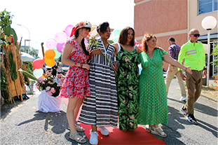 Tapis rouge pour un défilé de mode haut en couleurs