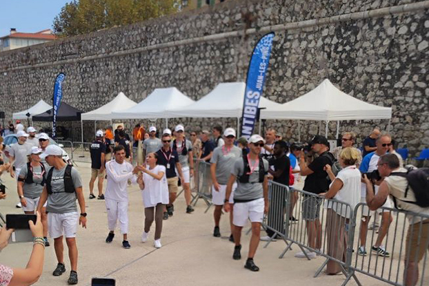 Erwan ouvre le relais de la flamme paralympique à Antibes