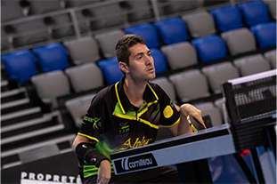 Fiers de Nathan Spezziga, champion de tennis de table
